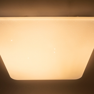 Luz de teto quadrada branca com textura pontilhada e luz amarelada