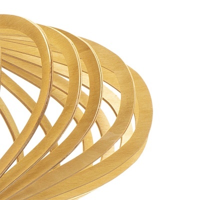 Lâmpada decorativa suspensa de madeira clara com design curvo