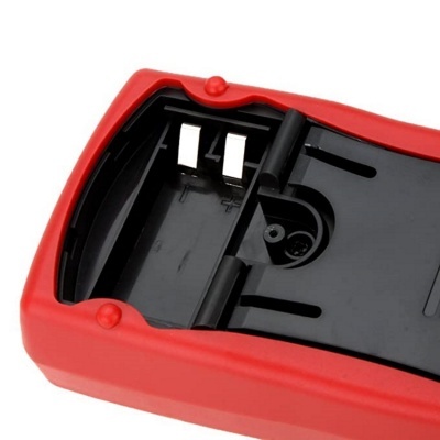 Compartimento plástico vermelho e preto com terminais metálicos.