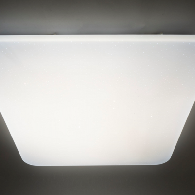 Luz de teto quadrada branca com pequenos pontos luminosos