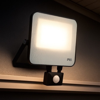 Projetor LED branco retangular com sensor de movimento e etiqueta IP65 montado na parede