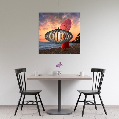 Sala de jantar minimalista com mesa, duas cadeiras e quadro colorido na parede