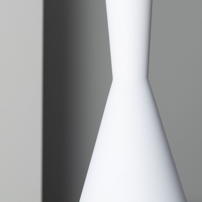 Base branca cónica de candeeiro contra fundo cinzento