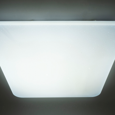 Luminária de teto quadrada branca com textura pontilhada em teto cinza