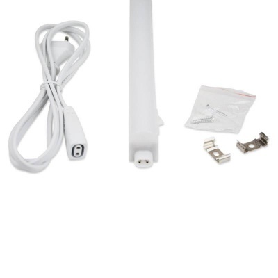 Componentes elétricos brancos com cabo, barra, suportes e parafusos