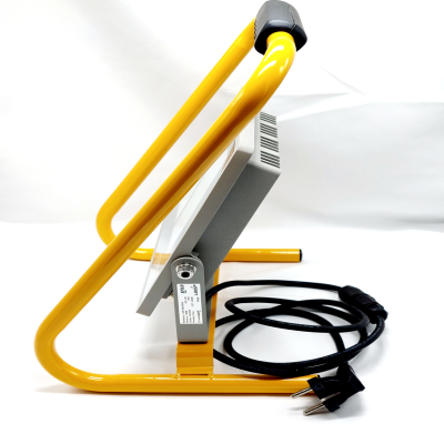 Luz de trabalho portátil com estrutura metálica amarela e branca e cabo preto.