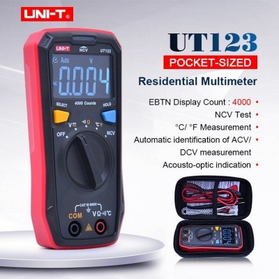 Multímetro digital preto e vermelho com visor azul e estojo preto com cabos de teste