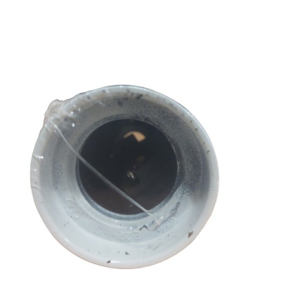 Chávena branca vista de cima com café escuro e uma pequena gota na borda