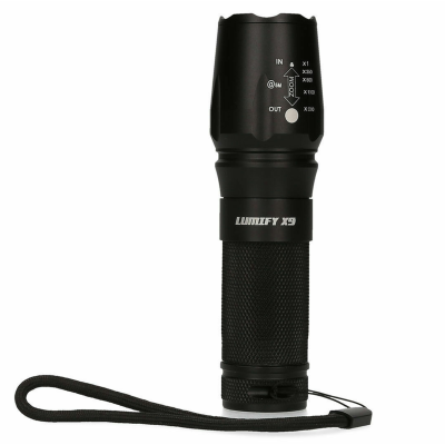 Lanterna preta de mão com texturas e correia