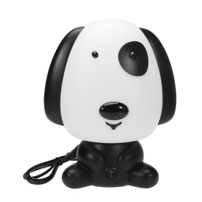 Lâmpada de mesa em forma de cão cartoon preto e branco com botão frontal e cabo elétrico.