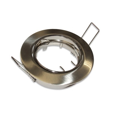 Elemento metálico circular para luz embutida com acabamento prateado.