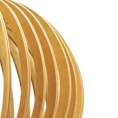 Fita decorativa amarela com riscas brancas enrolada em várias voltas