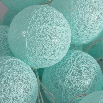 Esferas azuis claras feitas de fios entrelaçados com textura delicada