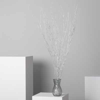 Vaso de vidro com ramos brancos em fundo cinzento