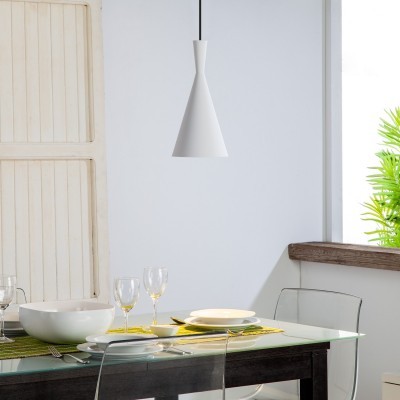 Mesa de jantar com pratos dourados, tigela branca, copos, candeeiro branco pendente e cadeira transparente