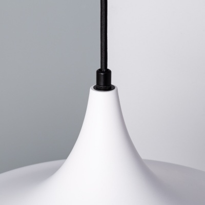 Candeeiro suspenso branco com cabo preto texturado