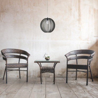 Conjunto de cadeiras e mesa de ferro marrom escuro com vaso e candeeiro pendente