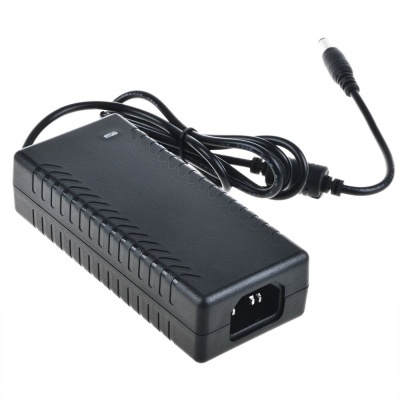 Carregador adaptador de energia preto com cabo e plugue