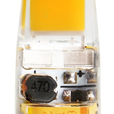 Componente eletrónico preto com '470' e placas amarelas num circuito