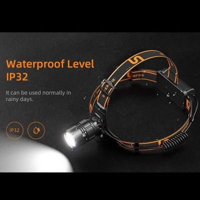 Lanterna de cabeça preta e laranja com luz ligada e texto de impermeabilidade IP32