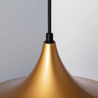 Candeeiro suspenso dourado com cordão preto texturizado.