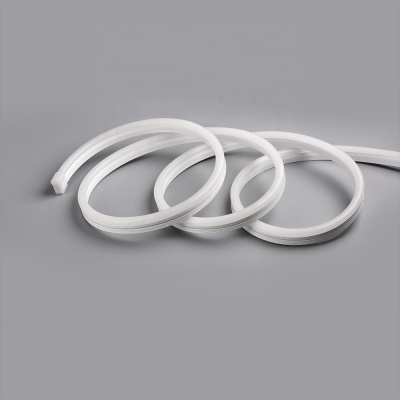 Três tiras flexíveis transparentes sobre superfície cinzenta