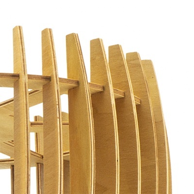 Estrutura de madeira clara com lâminas verticais curvas e prateleiras horizontais