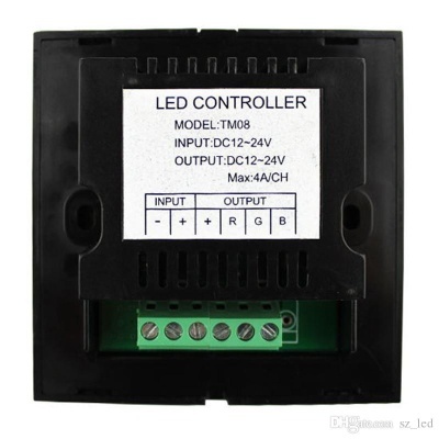 Controlador LED preto quadrado com etiqueta branca e terminais para conexão