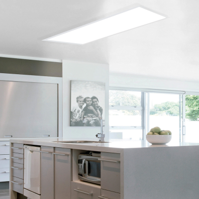 Cozinha moderna com bancada e armários brancos e fotografia em parede