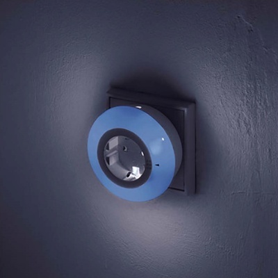 Tomada elétrica com anel de luz azul numa parede cinzenta