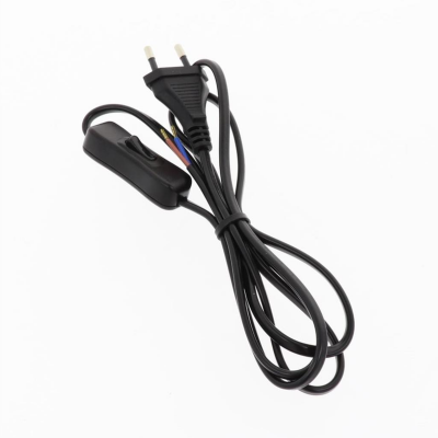 Cabo elétrico preto com ficha de tomada e interruptor