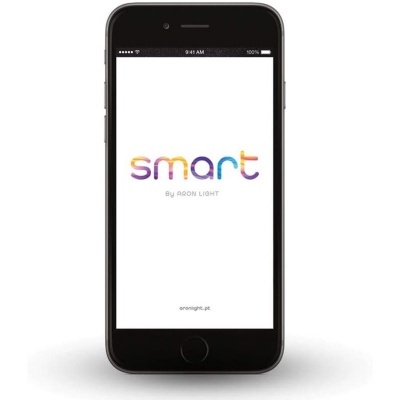 Smartphone preto com ecrã a mostrar o texto 'smart By ARON LIGHT' num fundo branco