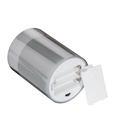 Objeto cilíndrico prateado com tampa branca aberta para pilhas AA