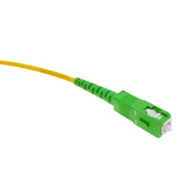 Cabo de fibra óptica amarelo com conetor verde SC/APC