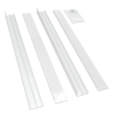 Conjunto de quatro perfis metálicos brancos e saco com parafusos