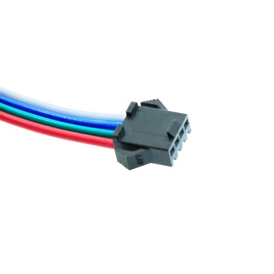 Conector preto com fios coloridos em fundo branco