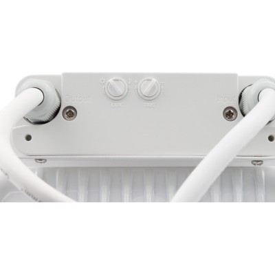 Dispositivo eletrônico branco com botões rotativos LUX e TIME e conexões Input e Output