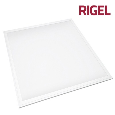 Painel luminoso quadrado branco com moldura branca e texto RIGEL vermelho