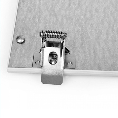 Fecho metálico prateado com mola fixado a placa cinza texturada