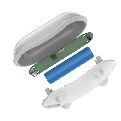 Dispositivo eletrônico branco desmontado em quatro partes.