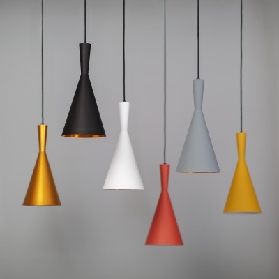 Conjunto de seis candeeiros suspensos cónicos em várias cores.