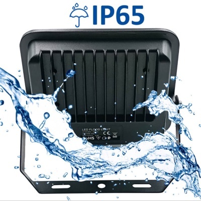 Refletor LED preto com classificação IP65 e jato de água