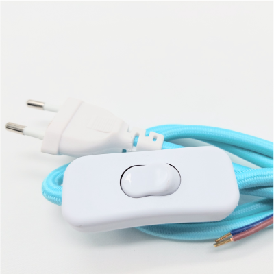 Cabo elétrico azul com plugue branco e interruptor deslizante