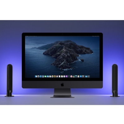 Computador Apple iMac com colunas pretas e fundo azul