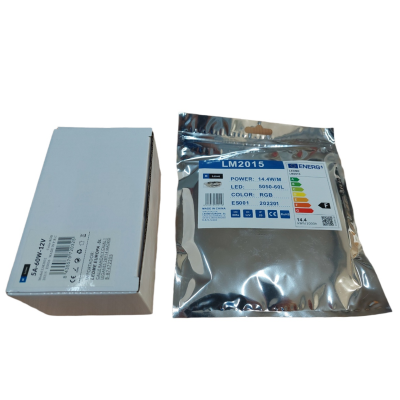 caixa branca de cartão ao lado de saco prateado com etiqueta azul e branca