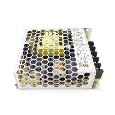 Fonte de alimentação eletrónica metálica com padrão hexagonal perfurado