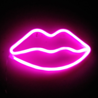 Sinal de néon rosa em forma de lábios numa parede escura