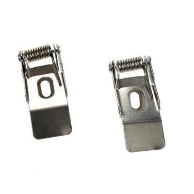 Dois grampos metálicos prateados com mola e furo oval sobre fundo branco