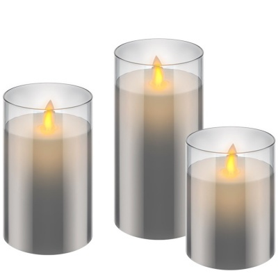 Três velas LED em copos de vidro com chamas artificiais