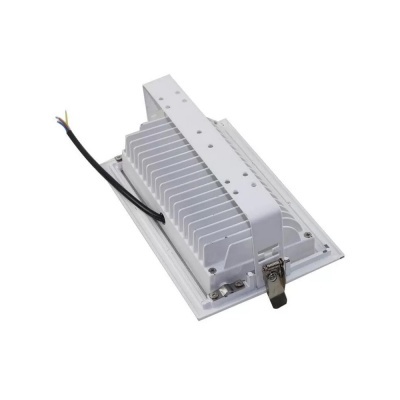 Painel LED retangular branco com dissipador de calor e fios expostos